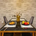 Two-bedroom With Free Private Parking And 6min To Center Apartament