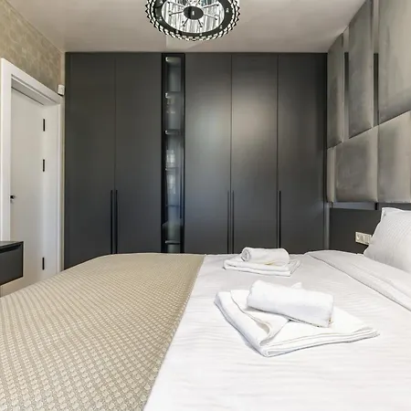 Daire Two-bedroom With Free Parking And 6min To Center *