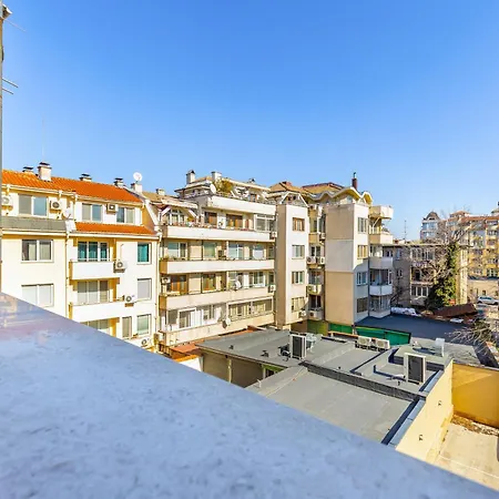 Daire Two-bedroom With Free Parking And 6min To Center