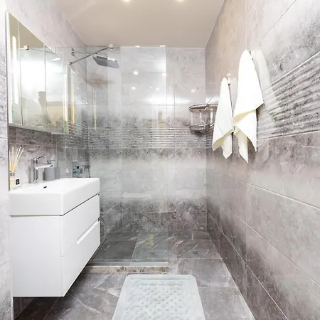 Two-bedroom With Free Private Parking And 6min To Center 公寓 *