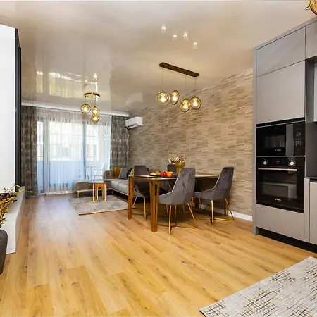 Apartment Two-bedroom With Free Parking And 6min To Center
