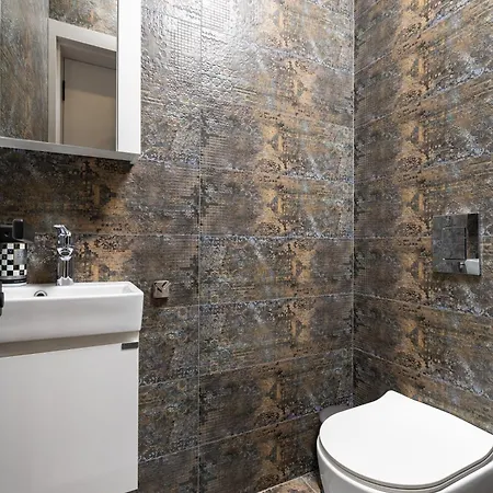 Апартаменты Two-bedroom With Free Parking And 6min To Center *