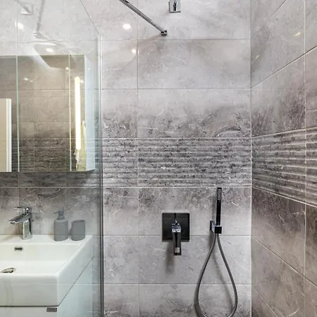 Designer 2br With Private Parking By Flat Manаger *
