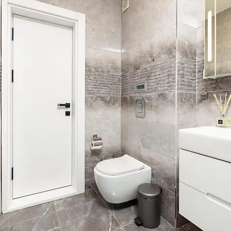 Two-bedroom With Free Parking And 6min To Center Plovdiv