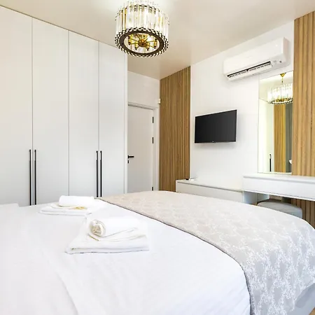 Two-bedroom With Free Parking And 6min To Center Apartment