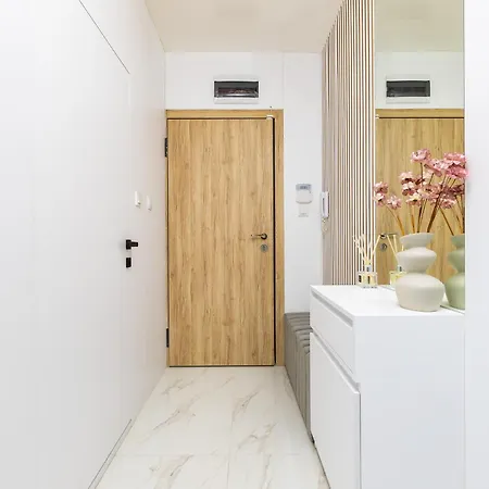 Two-bedroom With Free Parking And 6min To Center