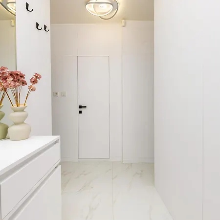 Two-bedroom With Free Parking And 6min To Center Apartment